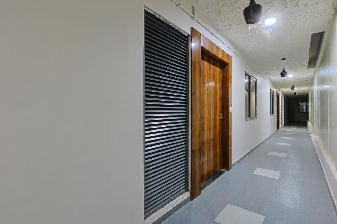 Hotel Monville Group Вадодара Екстер'єр фото