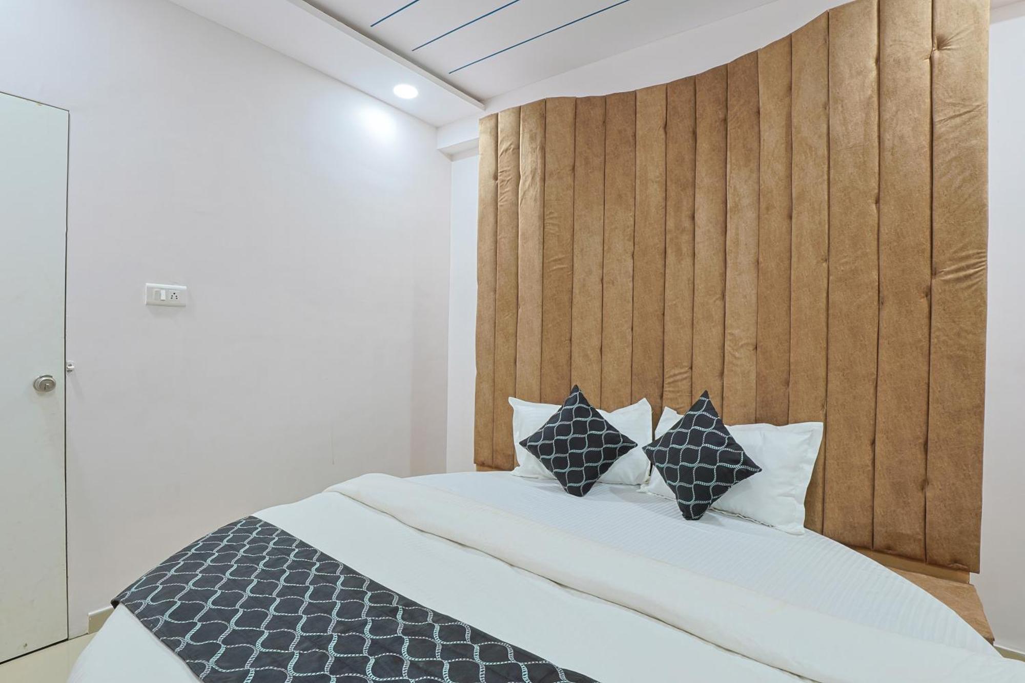 Hotel Monville Group Вадодара Екстер'єр фото